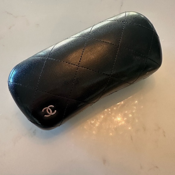 100% Authentic Chanel gold mirror aviator sunglasses with case - Picture 2 of 6